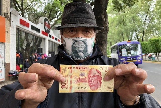 El peso comenzó la sesión con una depreciación de 0.82 por ciento o 17.9 centavos al cotizar en 22.15 pesos por dólar. Foto Luis Castillo