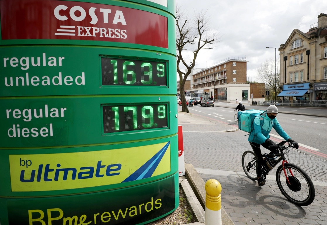 El precio del barril de West Texas Intermediate para entrega en mayo perdió y se ubicó en 102.56 dólares. En la imagen, un repartidor circula frente a una gasolinera en Londres, Inglaterra, el 8 de abril de 2022. Foto Xinhua