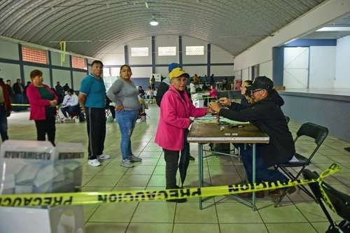 Habitantes del municipio de Acajete, Veracruz, durante la jornada electoral del domingo pasado. 