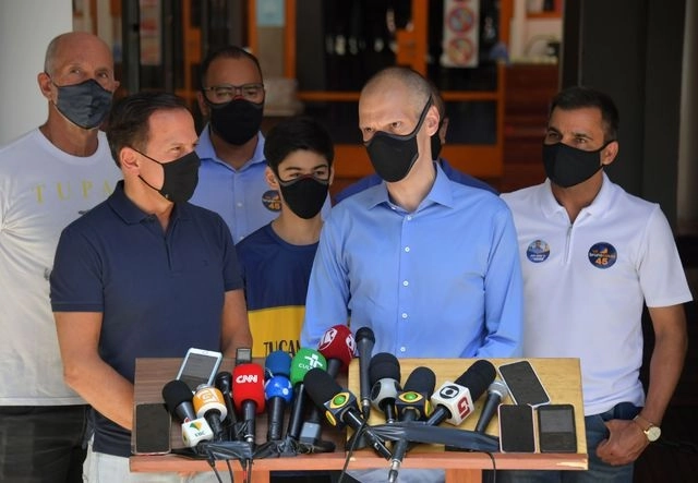  Bruno Covas, candidato ganador del Partido Social Demócrata de Brasil, en Sao Paulo, durante una conferencia de prensa. Foto Afp