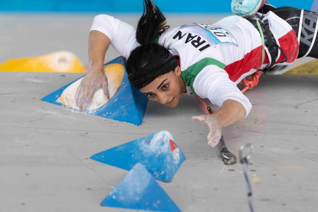 La escaladora iraní Elnaz Rekabi compitiendo durante la final de búlder femenino del Campeonato Asiático de la IFSC en Seúl, Corea del Sur. Foto Afp
