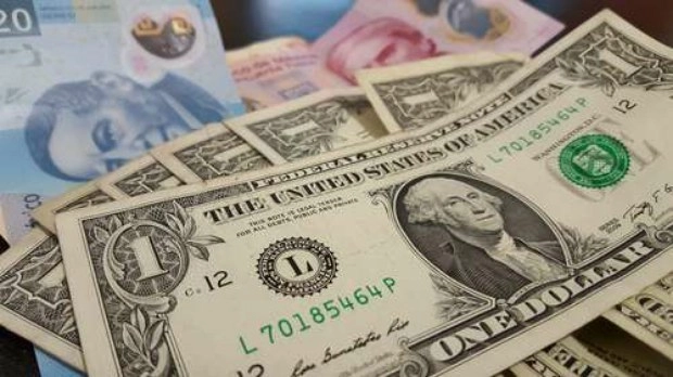 El peso cotiza en 23.90 por dólar, con una pérdida del 1.18 por ciento. Foto José Núñez / Archivo 