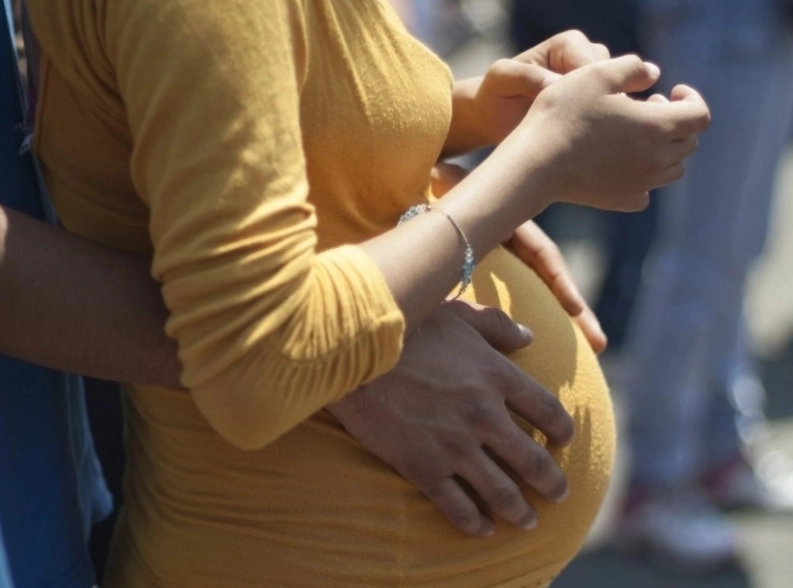 La OMS indicó que todos los bebés necesitan atención esencial al nacer y durante su primer mes de vida, incluido el apoyo a la lactancia materna.