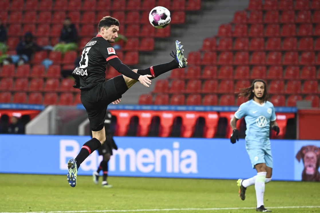 Lucas Alario, delantero del Bayer Leverkusen, sigue sin mojar hace varios partidos. Foto Ap