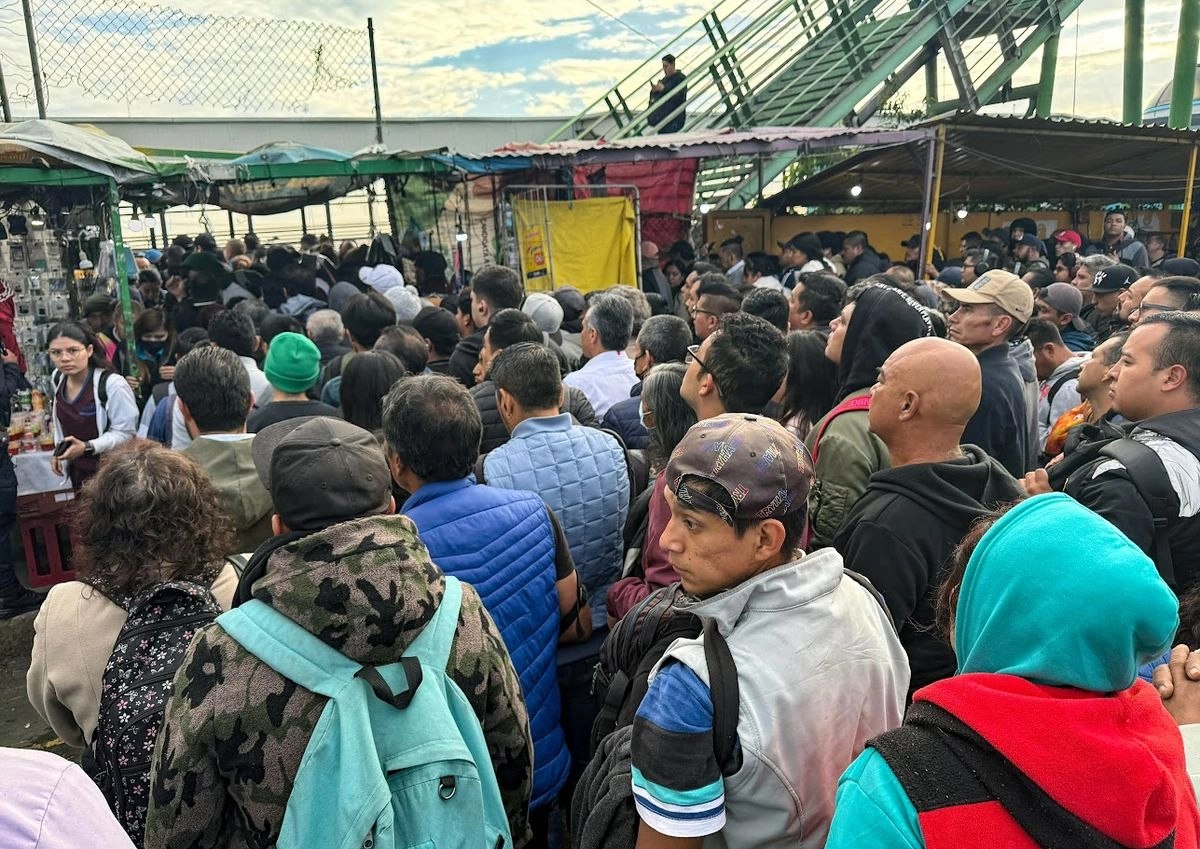 La falta de servicio derivó en aglomeraciones y empujones, así como un gasto extra para los usuarios, quienes tuvieron que pagar 24 pesos de ida y vuelta para trasladarse a Santa Marta. Foto 