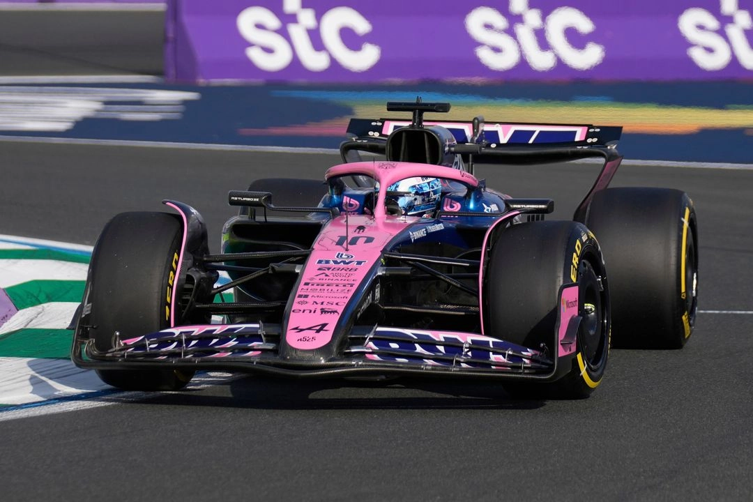 Pierre Gasly conduce su monoplaza Alpine durante las prácticas libres del GP de Arabia Saudita de la F1 en el Circuito de Yeda, el 18 de abril de 2025. Foto  