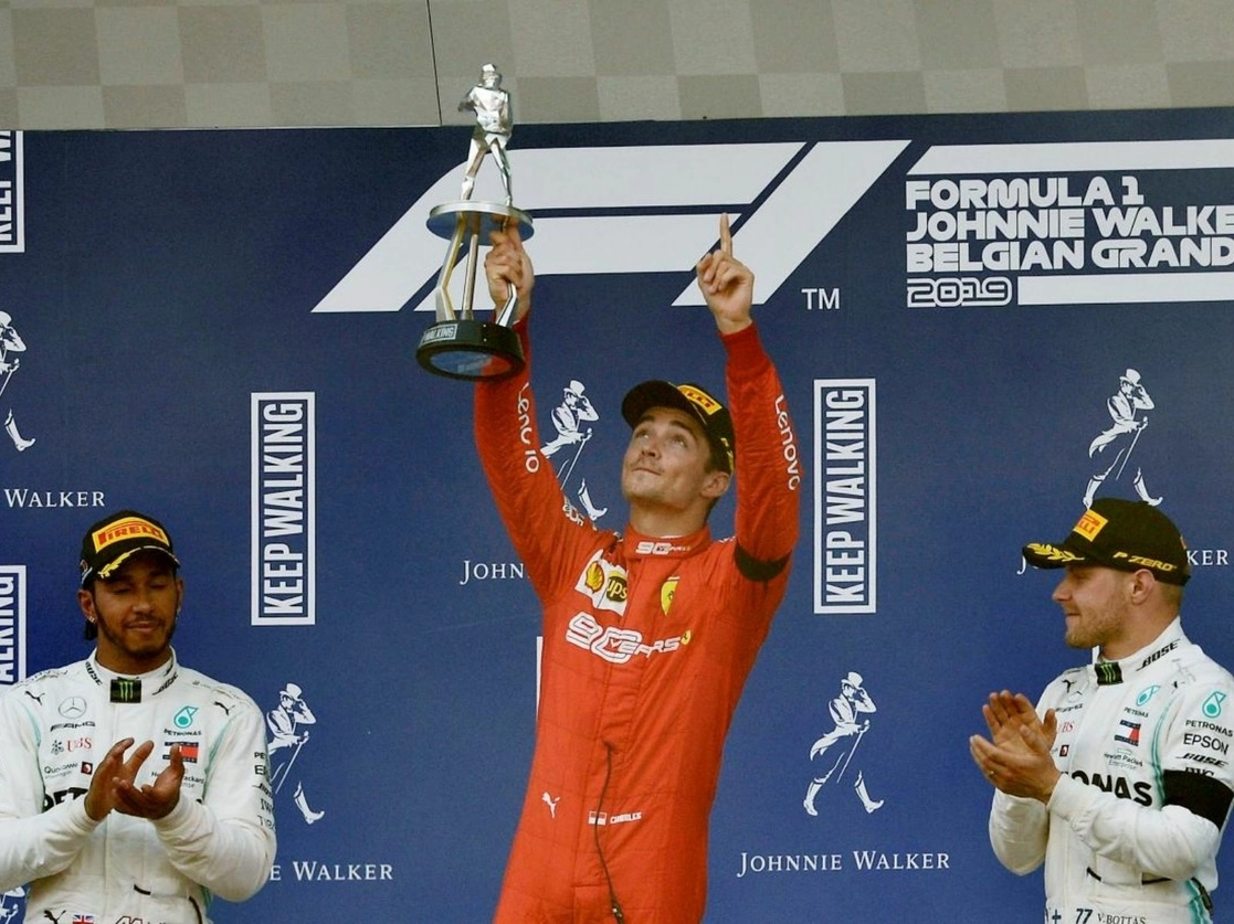 El piloto de Ferrari, Charles Leclerc, al centro. Foto Afp / Archivo