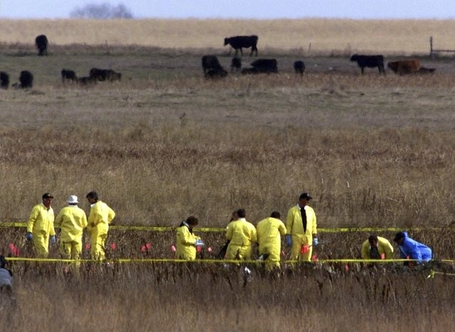El investigador de la NTSB Adam Gerhardt dijo el lunes en conferencia de prensa que los restos están “sumamente fragmentados”. Foto Ap