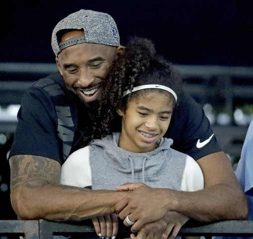 Kobe Bryant y su hija Gianna durante el campeonato nacional de natación de EU. Foto Ap