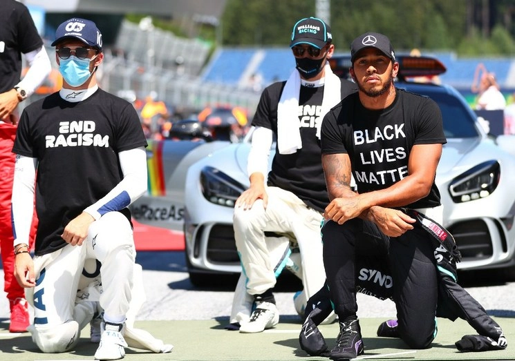 El francés Pierre Gasly, de AlphaTauri y el británico de Mercedes Lewis Hamilton se arrodillan antes del inicio del Gran Premio de Austria de Fórmula 1, el 5 de julio de 2020, en solidaridad con el movimiento anti-racista "Black Live Matters". Foto Afp