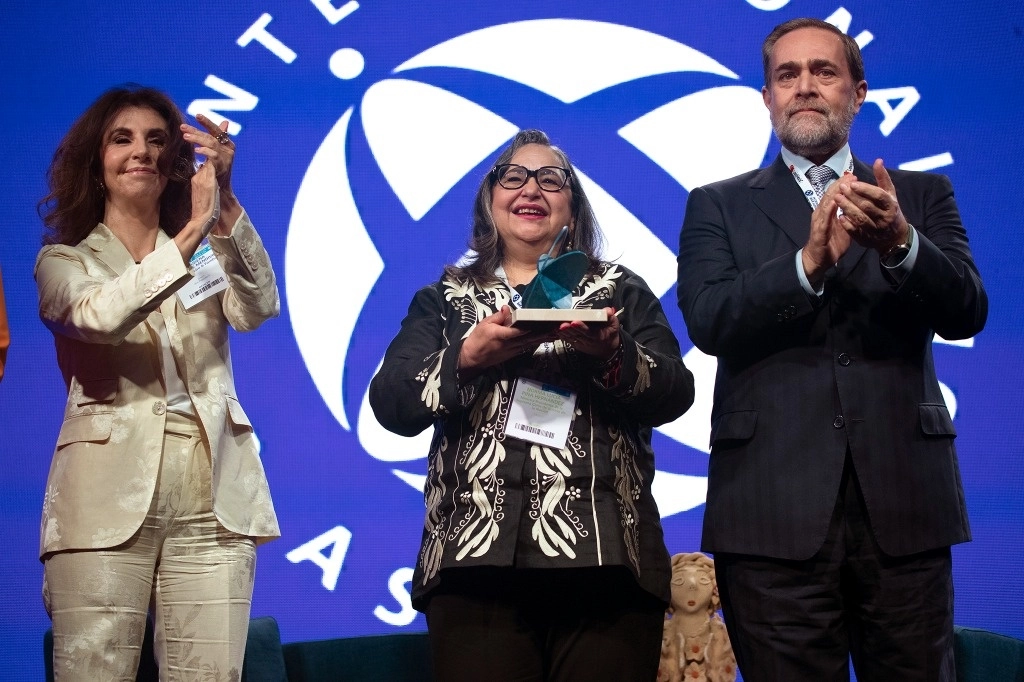 La dirigente de la IBA, Almudena Arpón de Mendívil, entregó un reconocimiento a la presidenta de la SCJN, quien estuvo acompañada por el ministro Jorge Mario Pardo Rebolledo. Foto María Luisa Severiano