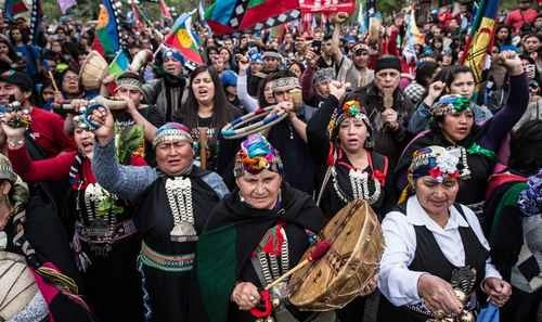 Pueblos mapuches en Chile continúan en busca de los territorios que les fueron arrebatados tras la ocupación militar. Foto Xihua/Archivo