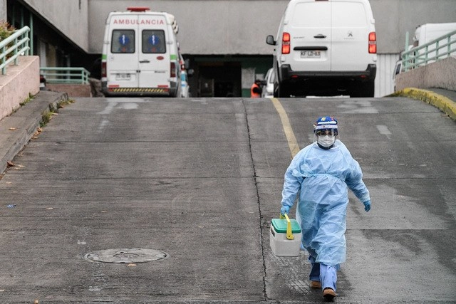 Trabajadora de la Salud frente al hospital San José, en Santiago, Chile. Foto Xinhua