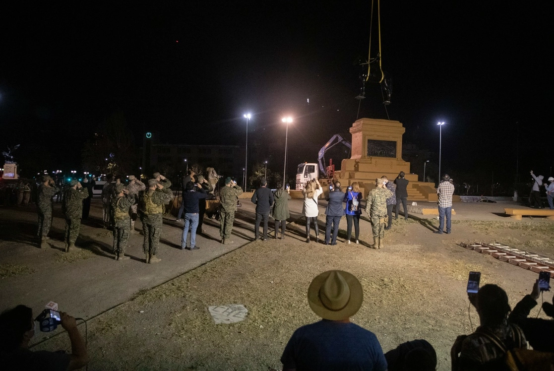 La estatua de Manuel Baquedano, ubicada en el epicentro de las protestas en Chile, fue retirada para su restauración. Foto Ap