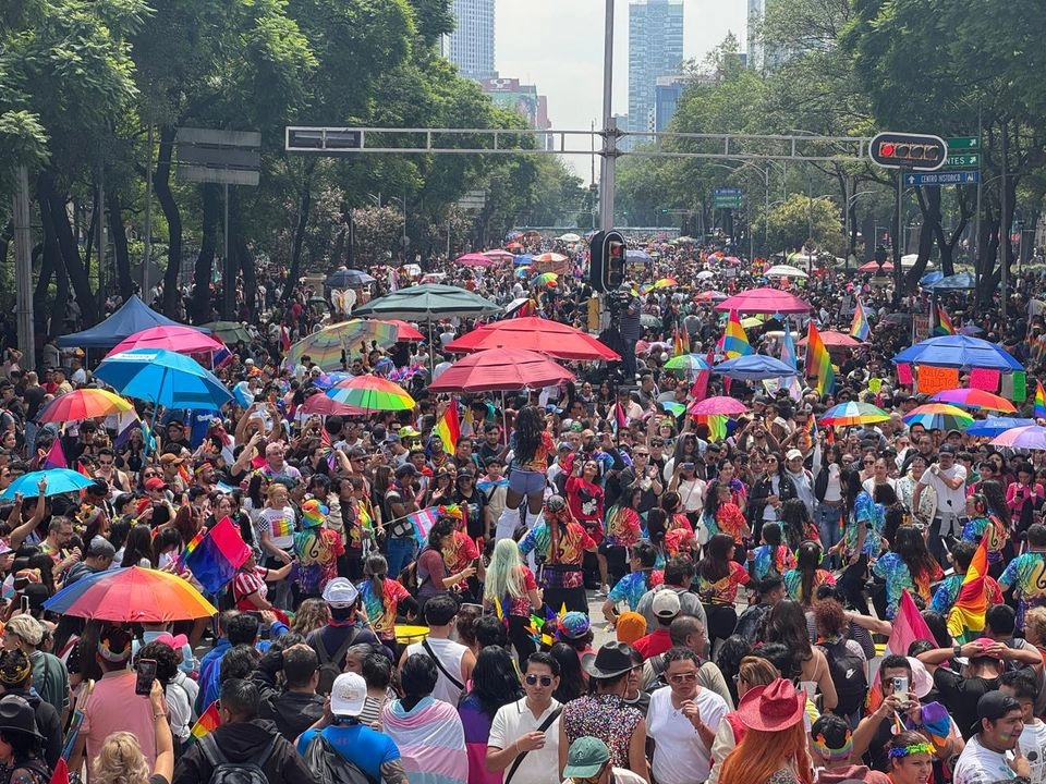Ciudadanos se alistan para participar en la XLVII Marcha del Orgullo LGBTI+, que se realizará del Ángel de la Independencia al Zócalo de la Ciudad de México, el 28 de junio de 2025. Foto 