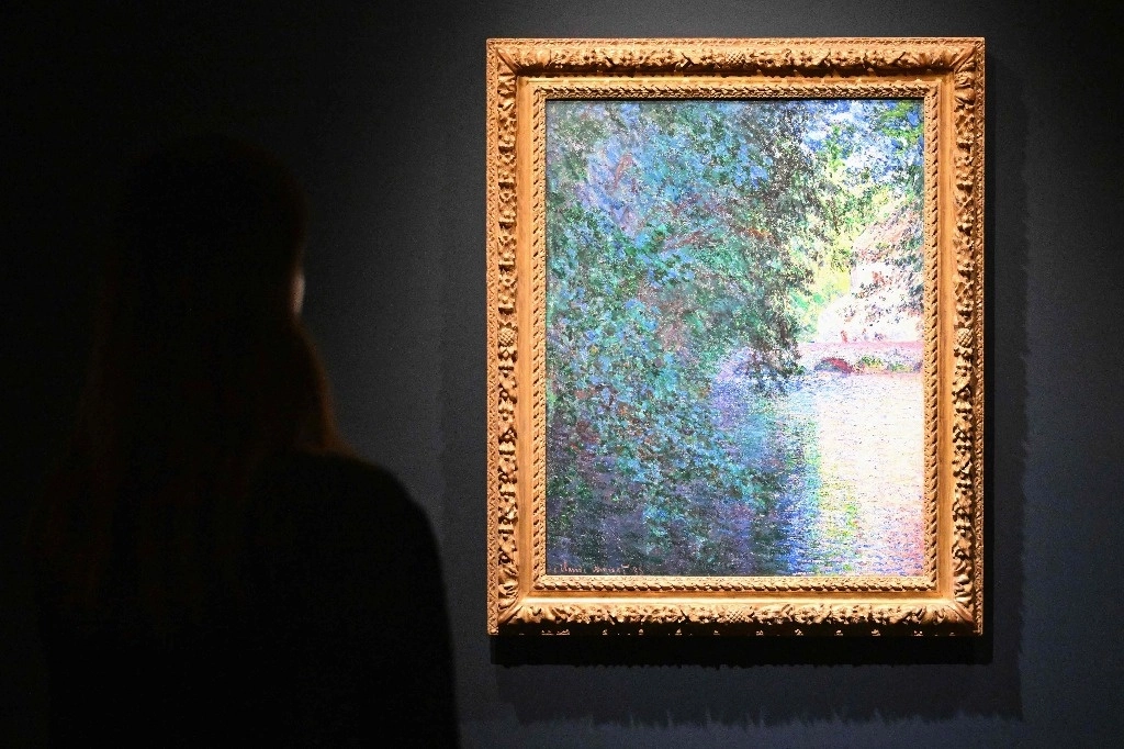 La obra ‘Le Moulin de Limetz’ del artista francés, Claude Monet,  es apreciada en la casa de subastas Sotheby's, en Nueva York. Foto Afp