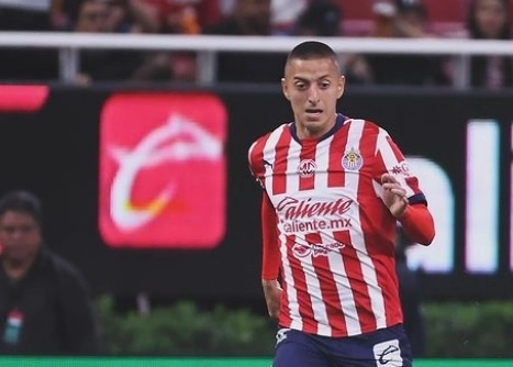 En un inicio, sólo Antonio Pollo Briseño se había disculpado con los medios de comunicación sin revelar el nombre del jugador que había lanzado el petardo. Foto Instagram @piojo.13
