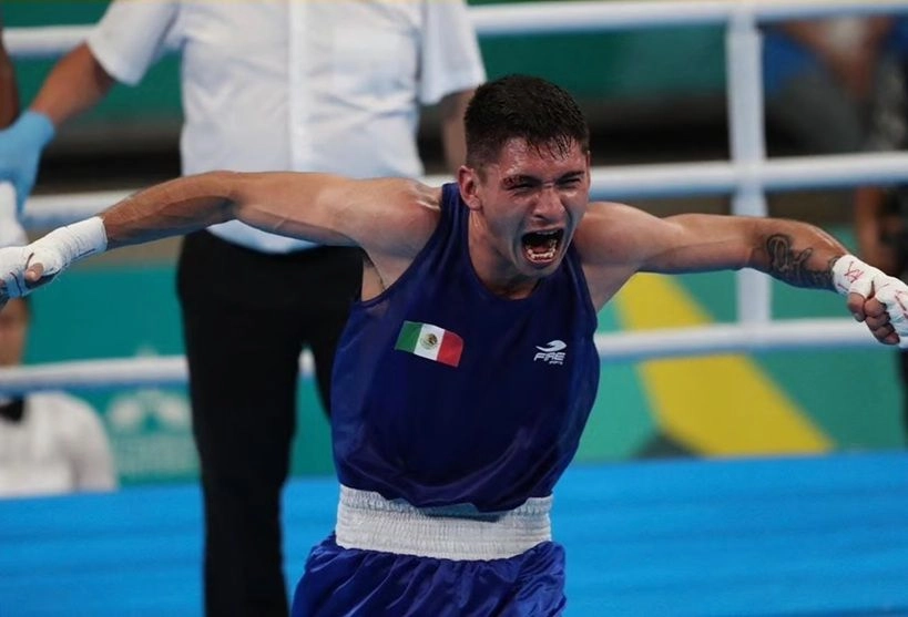 El duranguense, quien participó en los Juegos Olímpicos de París 2024, consiguió así su primer triunfo en su carrera como profesional en un duelo pactado en la división welter. Foto