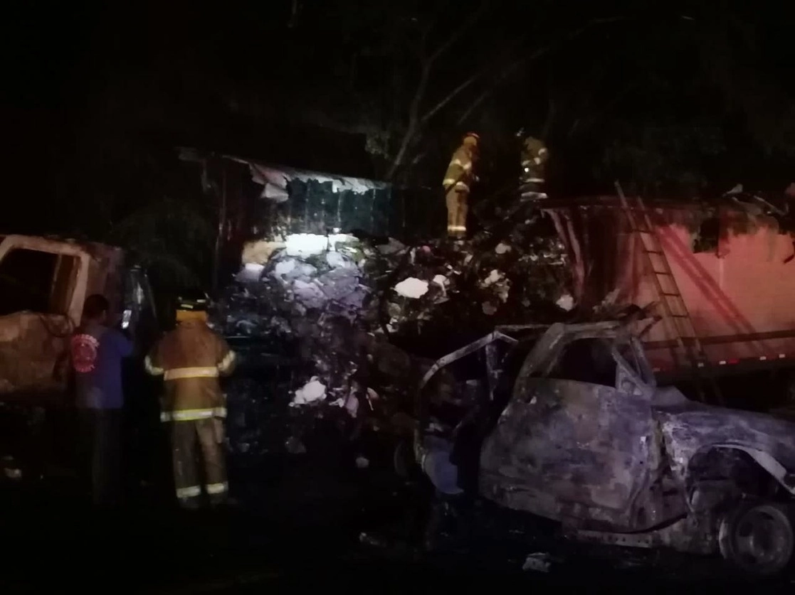 Dos personas murieron debido a que una pipa cargada de melaza se impactó con ocho vehículos, en la autopista Tepic-Villa Unión (Nayarit-Sinaloa), a la altura del poblado de Jumatán, el 13 de octubre de 2021. Foto cortesía SSPC