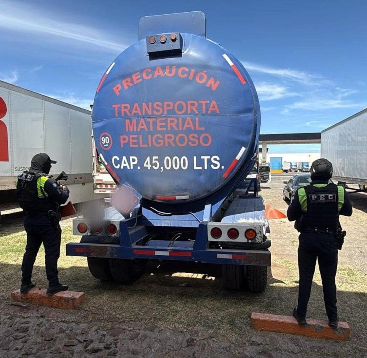 La pipa fue asegurada por la fuga y porque no había elementos para acreditar la procedencia legal del combustible, mencionó la Secretaría de Seguridad y Paz.