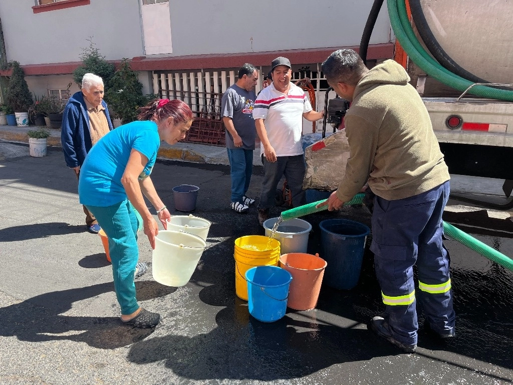 Descarga de una pipa de agua en calles de la alcaldía Coyoacán, el 7 de febrero de 2024. Foto Luis Castillo