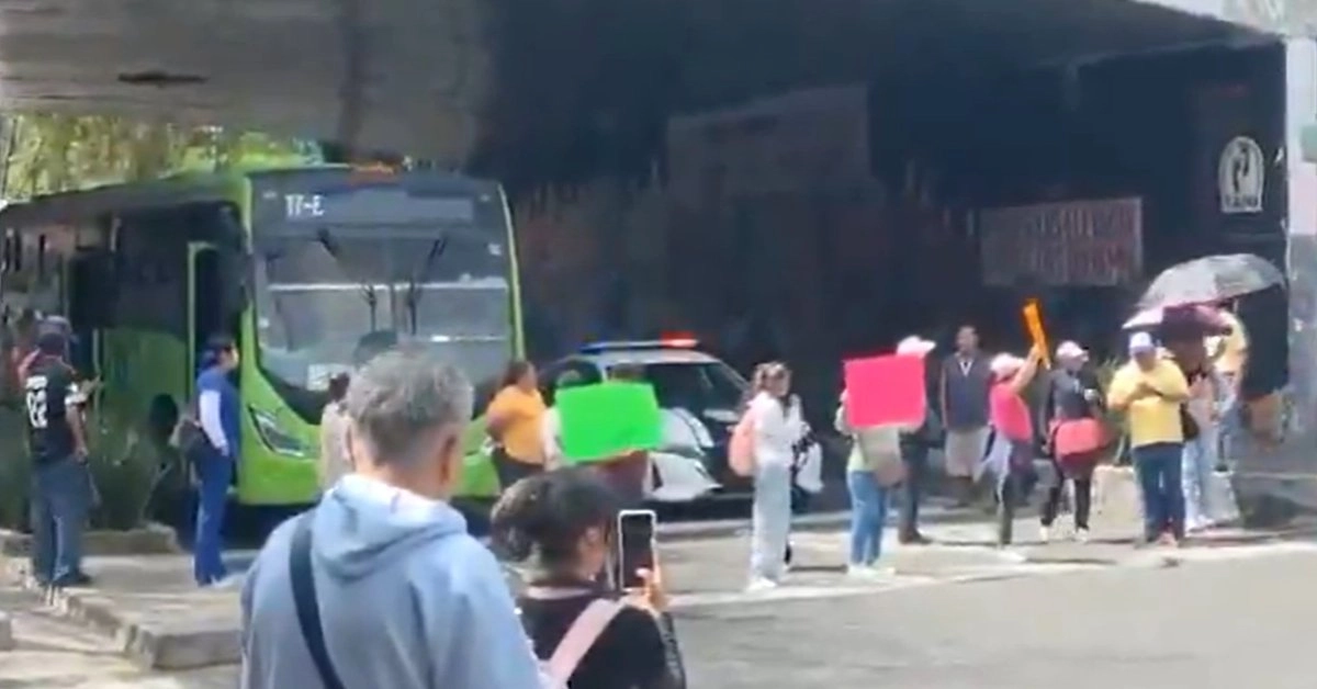 Trabajadores de pipas de agua mantienen bloqueados los carriles de Calzada de Tlalpan y Anillo Periférico en dirección a San Fernando. Foto 