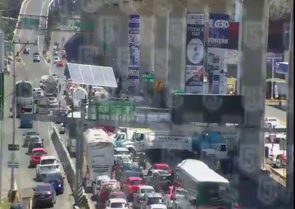 Los piperos colocaron sus unidades en medio de la autopista México-Toluca a la altura del municipio de Ocoyoacac, dirección a la Ciudad de México. Foto Tomada del video publicado en X