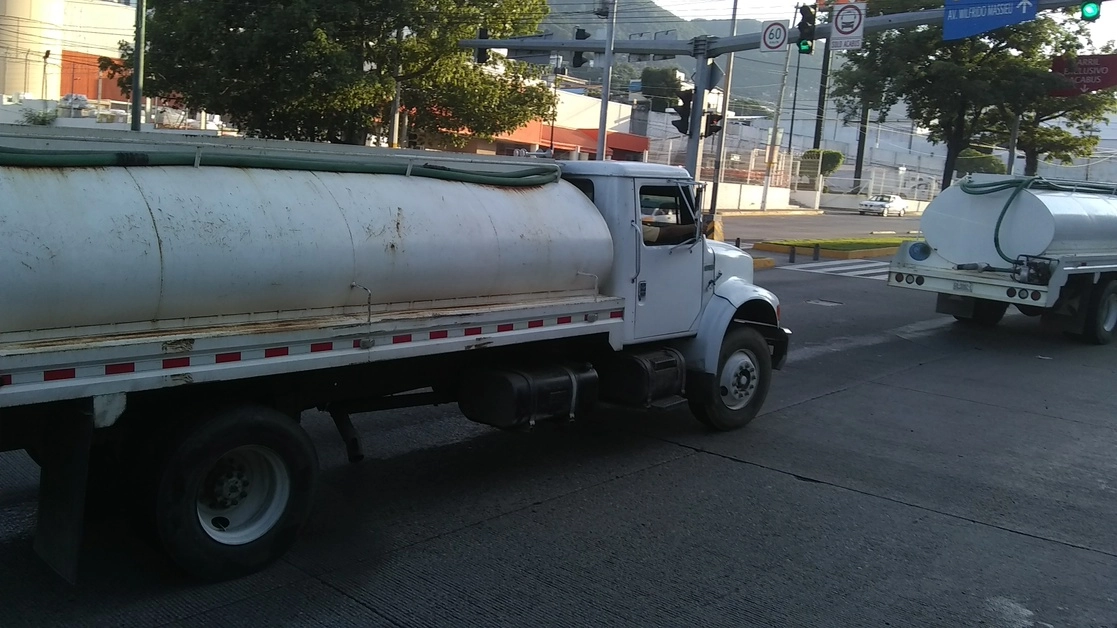 La protesta de piperos en Acapulco, Guerrero, terminó cuando las autoridades se comprometieron a establecer una mesa de diálogo con los transportistas, el 18 de agosto de 2021. Foto Héctor Briseño