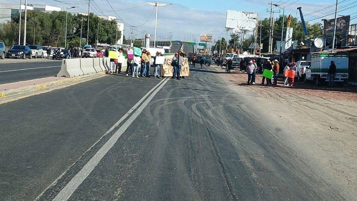 En rechazo al cierre de un pozo de agua, un grupo de piperos se manifestó en la autopista México-Pachuca, así como en la carretera federal libre. Foto 