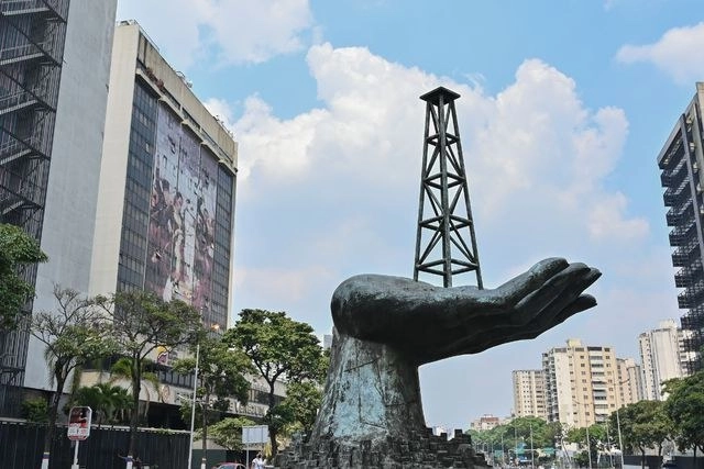 "Monumento de la paz" frente a la sede de la petrolera estatal venezolana PDVSA, en Caracas. Foto Afp