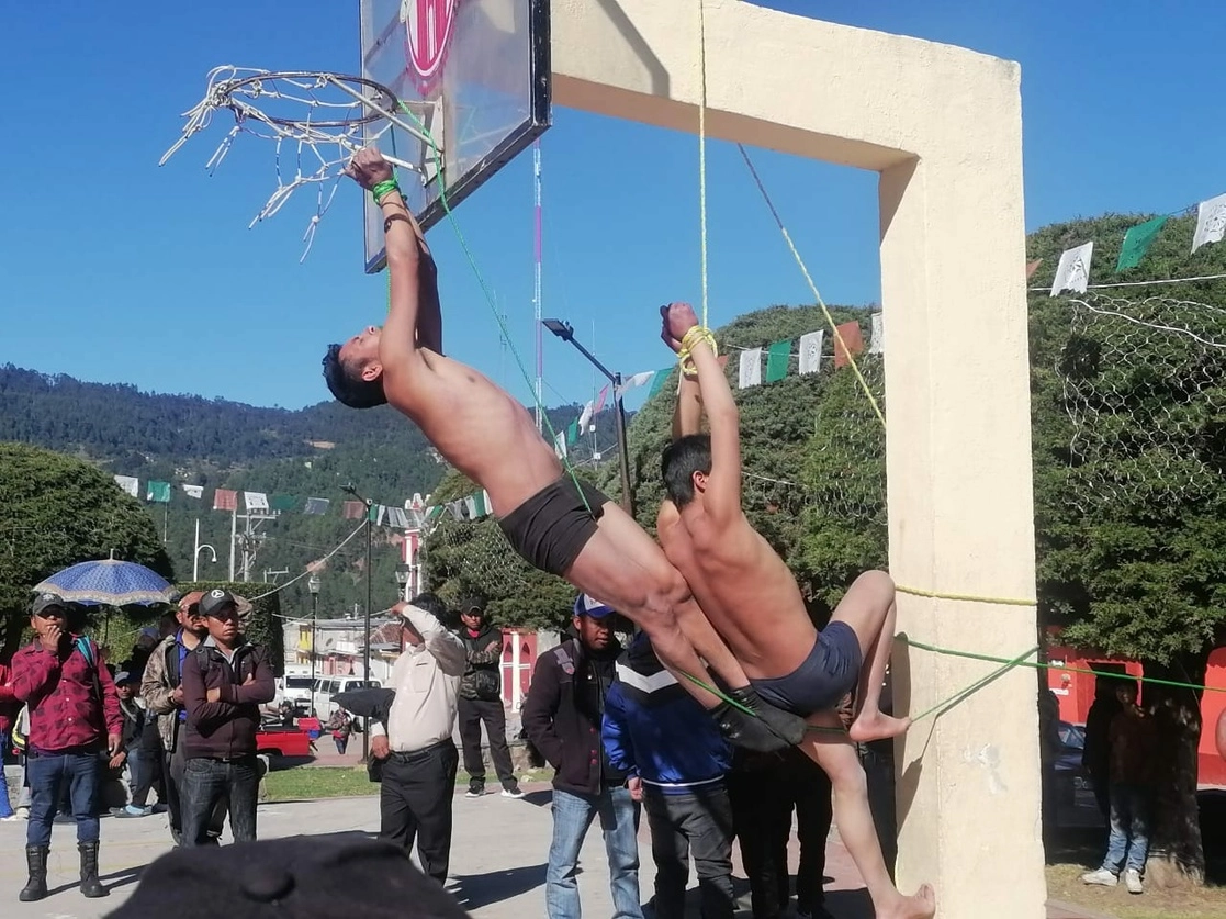 Pobladores de la localidad de Chili, municipio de Huixtán, Chiapas, colgaron ayer en el parque de la comunidad a cuatro jóvenes acusados de robo de vehículos. Más tarde un grupo de hombres armados los rescató. Foto 'La Jornada'



