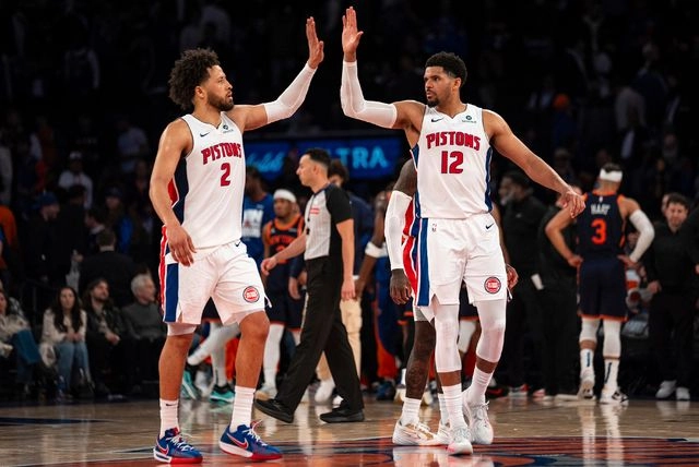 Los basquetbolistas de los Pistones de Detroit, Cade Cunningham (izq) y Tobias Harris (der) festejan al término del juego. Foto 