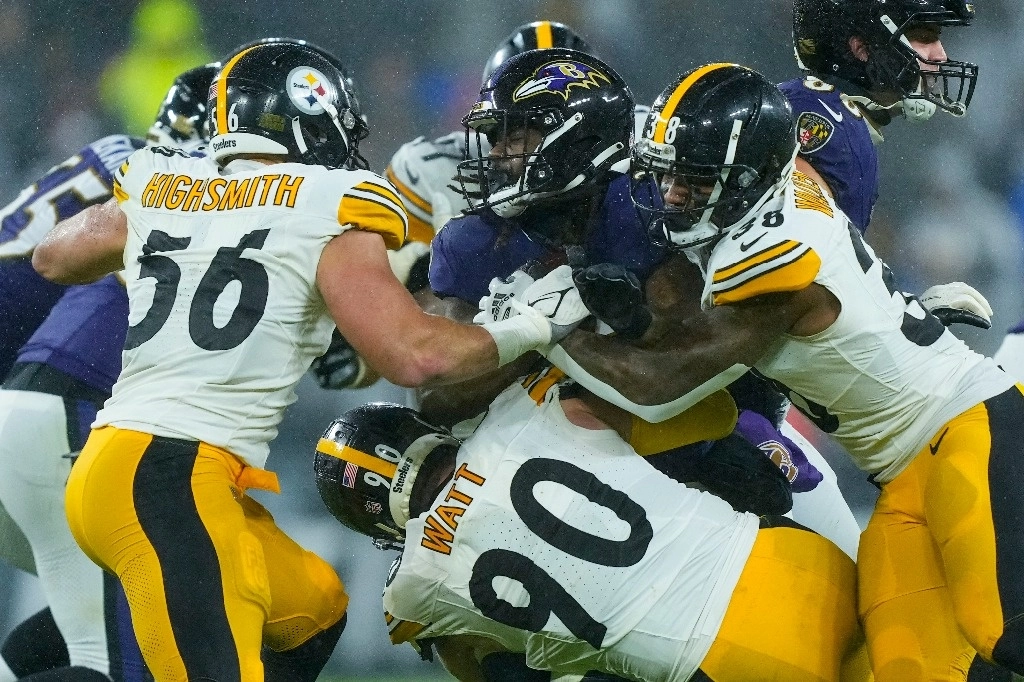 Como en toda la campaña, otra vez la defensiva de Pittsburgh apareció para rescatar al equipo en los momentos más complicados. Foto Ap.