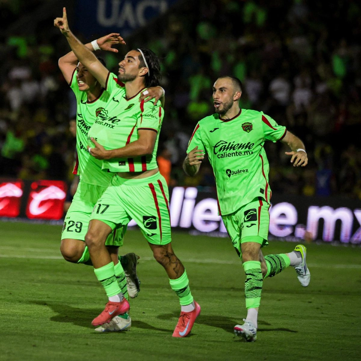 El futbolista de los Bravos de Juárez, Rodolfo Pizarro (c,izq) festeja su anotación durante el encuentro. Foto tomada de la cuenta de X