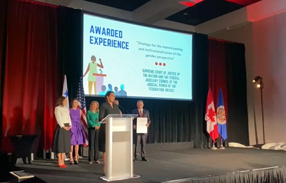 La ministra Fabiana Estrada ofreció un mensaje luego de que el Poder Judicial de la Federación fue reconocido, en  Los Angeles, con el Premio Interamericano a las Buenas Prácticas Para el Liderazgo de las Mujeres. Foto tomada de la cuenta de Twitter @SCJN