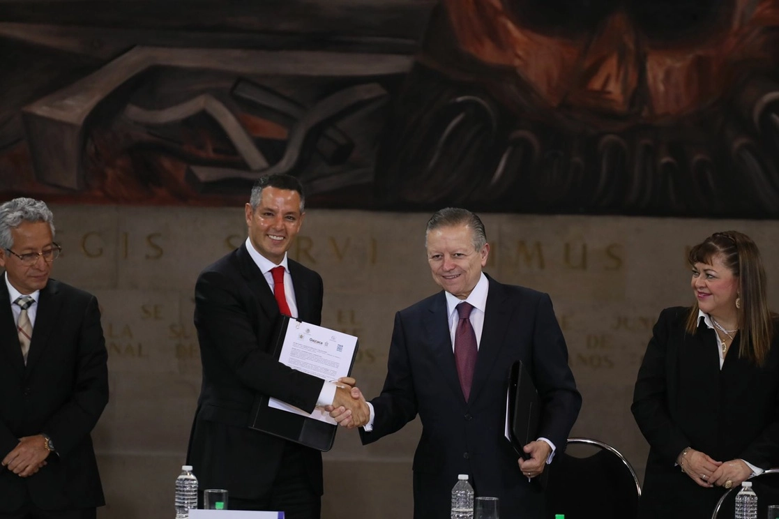 El Ministro Arturo Zaldívar y el Gobernador de Oaxaca, Alejandro Murat, durante la firma del convenio entre el Poder Judicial de la Federación (PJF) y el gobierno del Estado de Oaxaca “Por una justicia más cercana a las personas indígenas", realizada en el edificio sede de la SCJN, el 04 de julio del 2022. Roberto García Ortiz