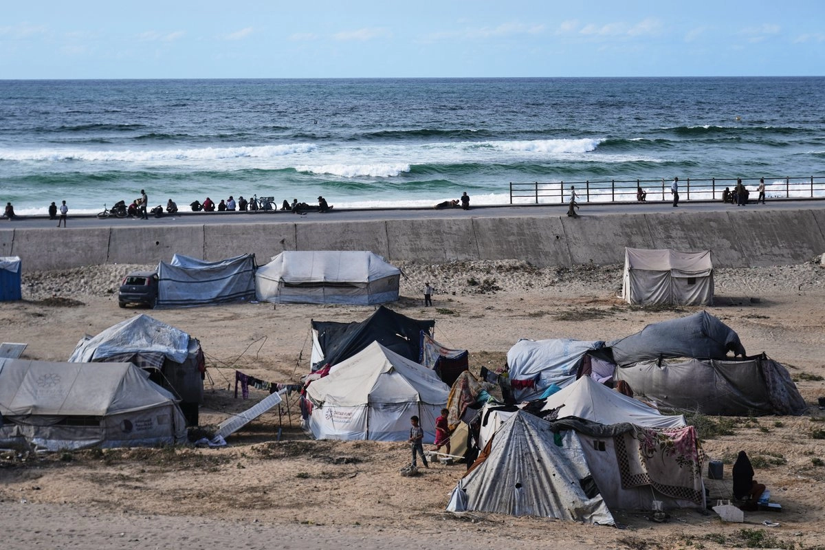 El Consejo Noruego para los Refugiados apuntó a la necesidad de casas de campaña y lonas impermeables para los palestinos de Gaza ante la inminente llegada del inverno. Foto 