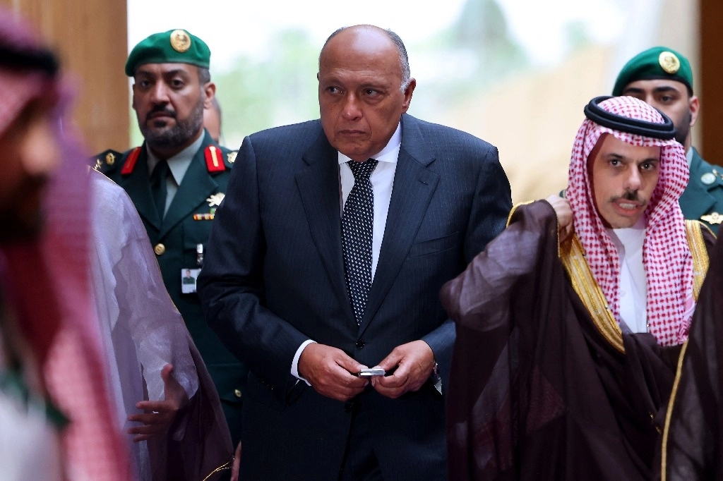 El canciller saudita Faisal bin Farhan y su par egipcio Sameh Shoukry, a su llegada a la reunión en Riad, donde se discute la crisis en Gaza, el 29 de abril de 2024. Foto Afp 