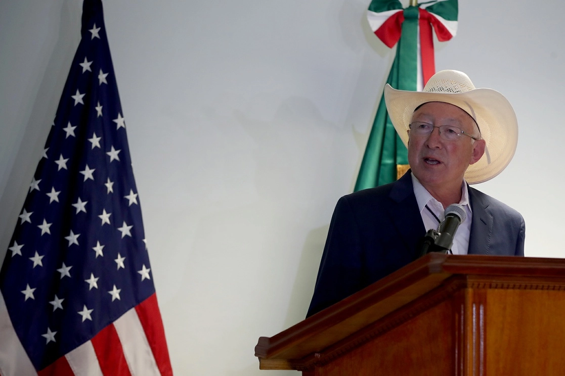 Con la frase “México lindo y querido”, Ken Salazar inició ayer su discurso ante la prensa. Foto José Antonio López