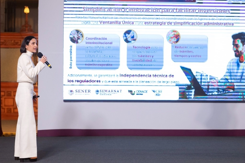 Luz Elena González, titular de la Sener, dijo que el PNE es el resultado de meses de trabajo. Apuntó que esta estrategia garantiza un sistema eléctrico robusto, confiable, seguro y establece reglas claras para incrementar la inversión privada. Foto cortesía Presidencia

