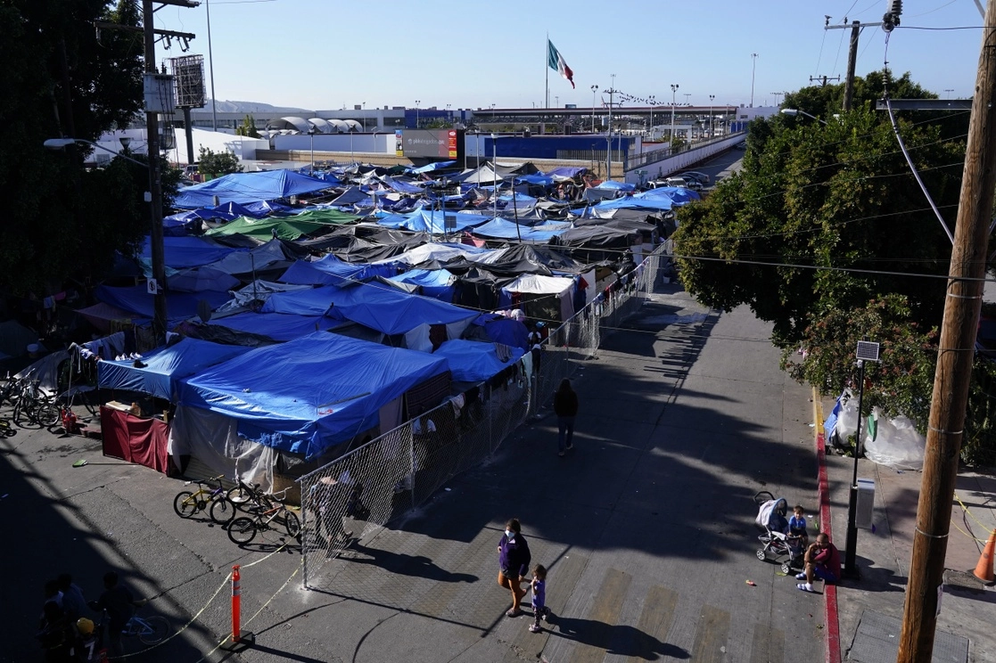 Migrantes esperan en Tijuana, Baja California, en la frontera con Estados Unidos, el 8 de noviembre de 2021. Foto Ap 