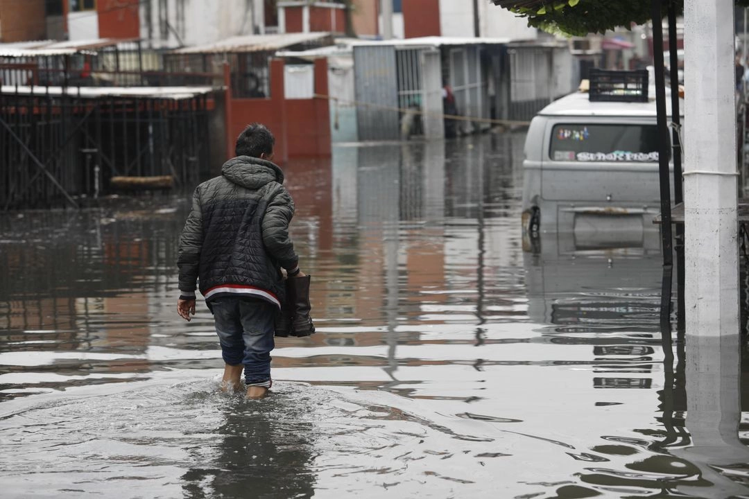 Vecinos de la colonia Ejército de Oriente piden el apoyo de las autoridades y medidas de prevención, luego de que resultaron afectados por las precipitaciones registradas el lunes en la Ciudad de México, el 3 de junio de 2025. Foto 