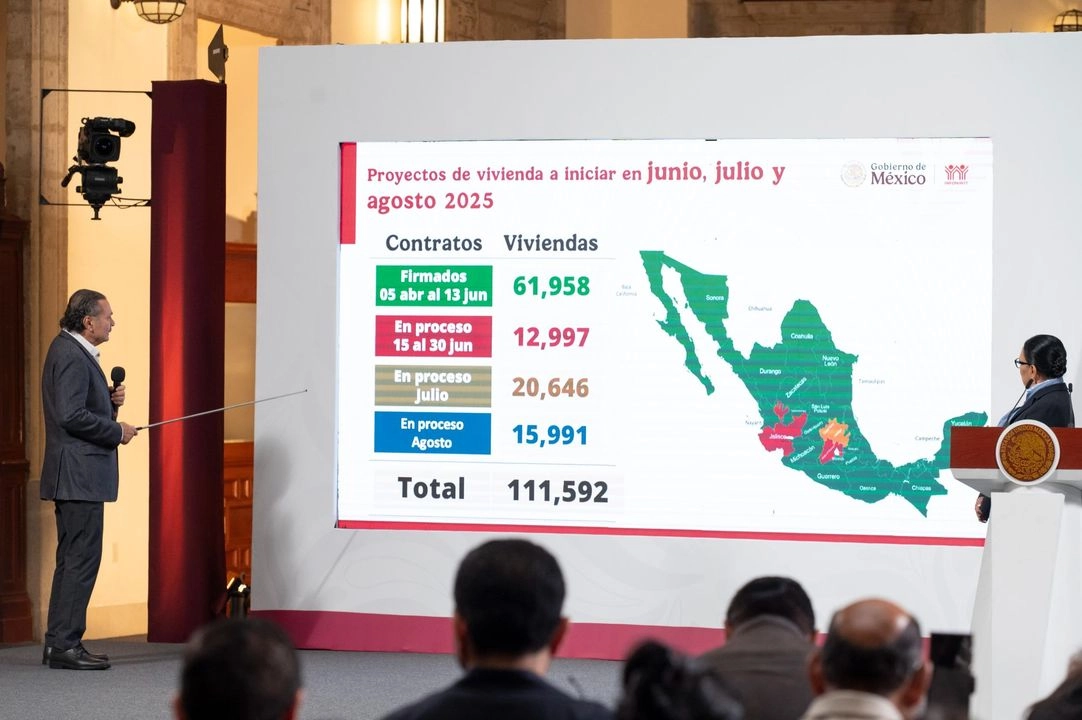 El titular del Infonavit, Octavio Romero Oropeza, durante la conferencia matutina en Palacio Nacional, en la Ciudad de México, el 16 de junio de 2025. 