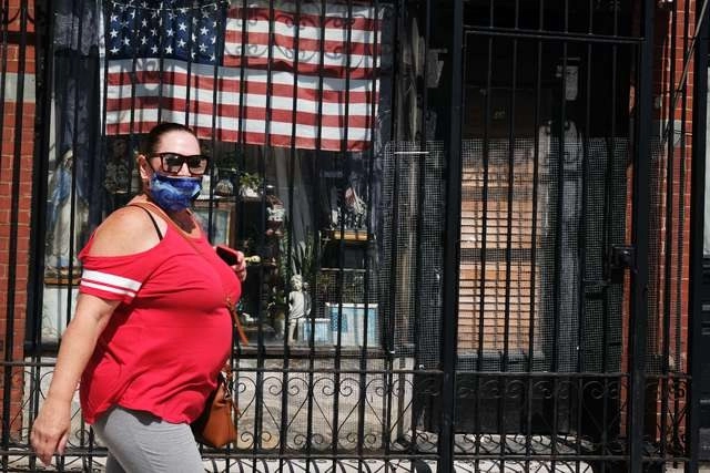 Una mujer camina por un vecindario de Brooklyn, en Nueva York. Foto Afp 