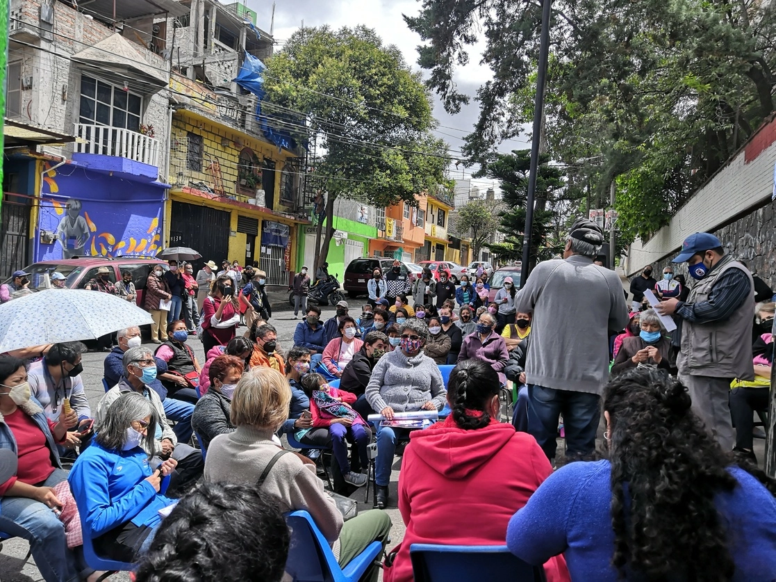 Reunión de vecinos de Coyoacán en la colonia Pedregal de Santo Domingo, donde se habló sobre la instalación de un pozo para la extracción de agua. Foto Elba Mónica Bravo