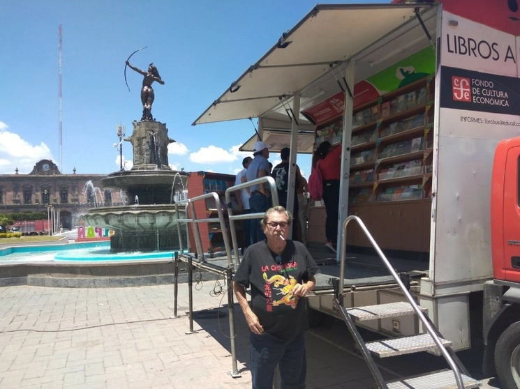 Paco Ignacio Taibo II de visita en Ixmiquilpan, en Hidalgo, se ubica en el llamado librobús  que fue colocado en el Jardín Principal. Foto Juan Ricardo Montoya 