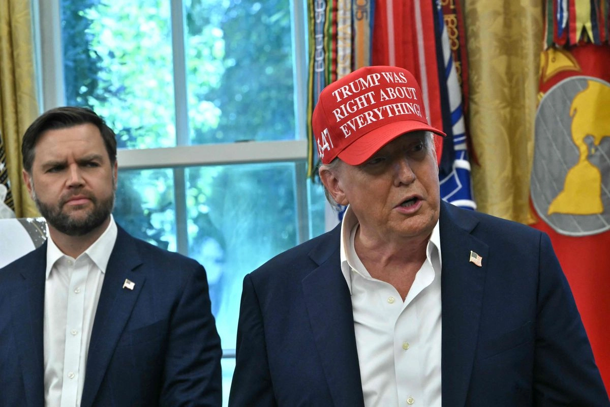 El presidente de Estados Unidos, Donald Trump, acompañado de  JD Vance, hace un anuncio desde la Oficina Oval de la Casa Blanca en Washington, D.C. el 22 de agosto de 2025.