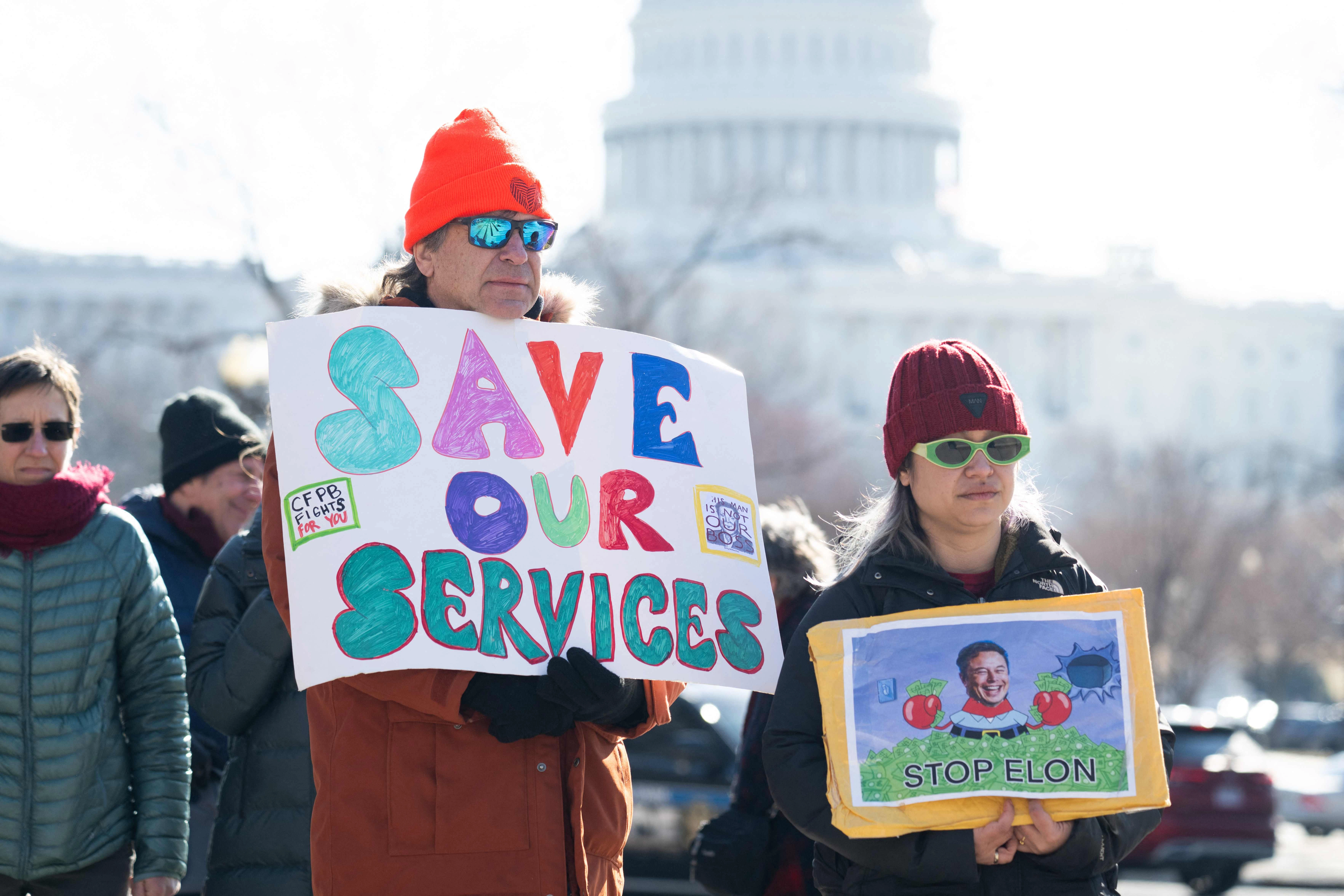 Manifestantes protestan contra los recortes a la Oficina de Protección Financiera del Consumidor de EU en Washington D.C., el 3 de marzo de 2025. Foto