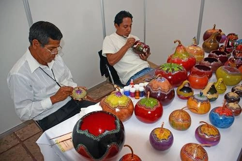Artesanos decoran jícaras de bule en la comunidad de Temalacatzingo, Guerrero. Foto Alfredo Valadez / Archivo