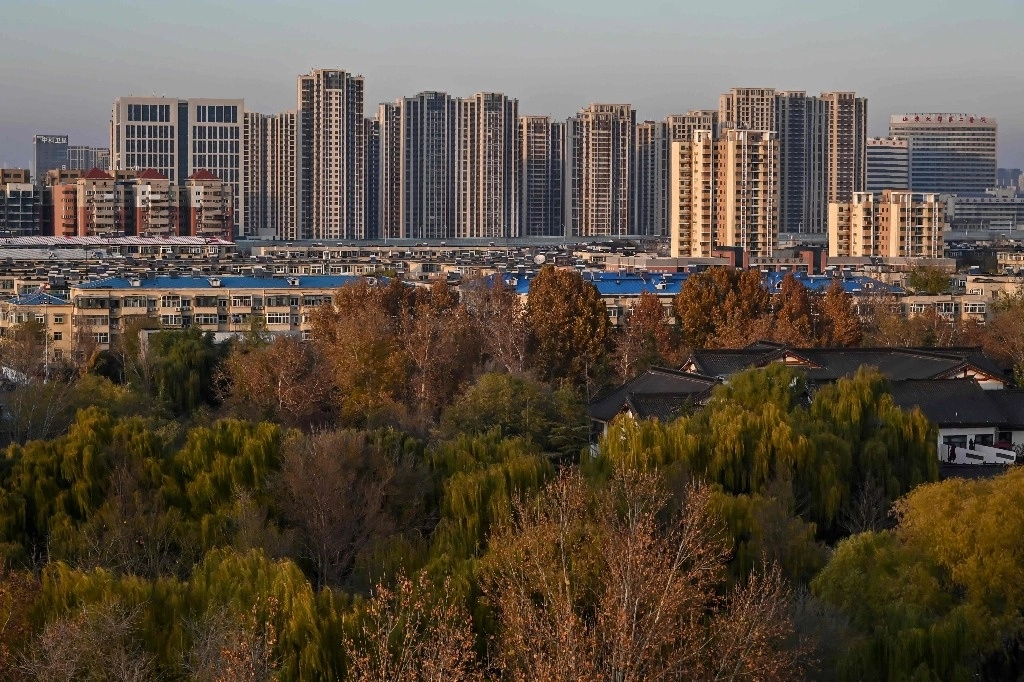 Edificios de gran altura detrás de los árboles en el parque del lago Daming en Jinan, China. Foto Afp 




